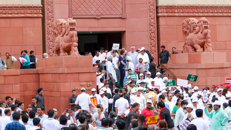 <div>INDIA bloc stages protest march to ECI over ‘vote theft’ allegations, Akhilesh Yadav jumps barricade</div>