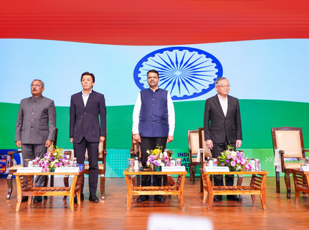 Maha CM seeks Singapore’s cooperation in Vadhavan port development