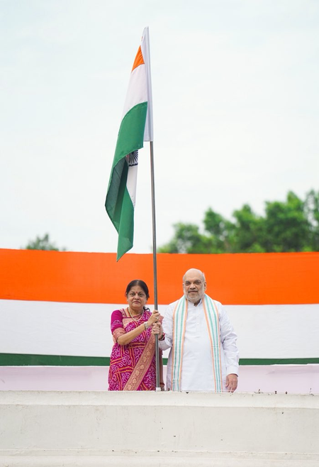 <div>HM Amit Shah hoists Tricolour at home, calls ‘Har Ghar Tiranga’ a thread binding the nation</div>
