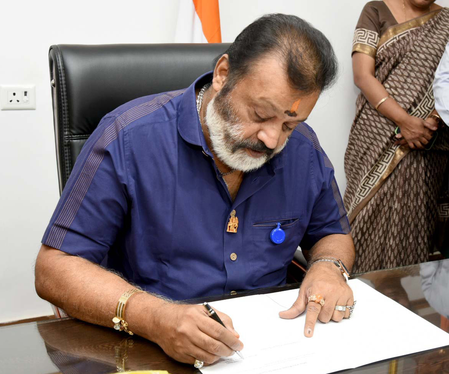 <div>Conversion & trafficking case: MoS Suresh Gopi hears concerns of nun’s family, assures support</div>