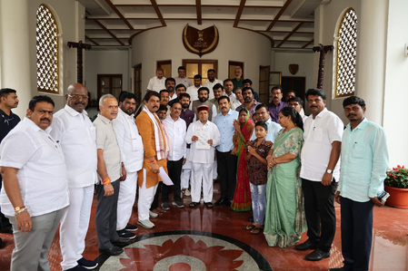 <div>K’taka Hindu activist murder: BJP, JD-S delegation meets Guv; demands NIA probe, compensation (Ld)</div>