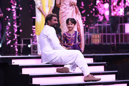 <div>Remo D’Souza kisses contestant Aadhyashree’s feet on ‘Super Dancer Chapter 5’</div>