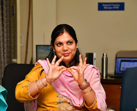 <div>T’gana: Karimnagar district Collector renders National Anthem in sign language at I-Day event</div>
