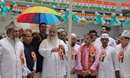 <div>Delhi Madrasa hosts I-Day ceremony; Imam Ilyasi highlights nation’s progress</div>