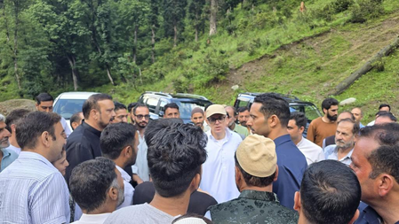 <div>Omar Abdullah visits Kishtwar cloudburst site, announces relief & rehabilitation measures</div>