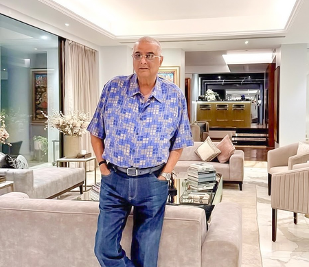 <div>Janhvi Kapoor says ‘Wow papa’ as Boney Kapoor poses in altered jeans, old shirt & fresh haircut</div>