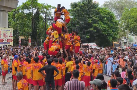 <div>Janmashtami in Surat: ‘Govinda’ teams compete to break 45-feet-high Dahi Handi</div>