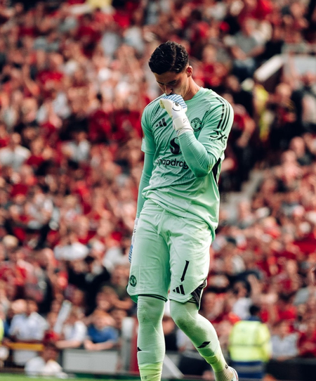 Gary Neville says Man Utd have glaring GK issue, urges club to sign Donnarumma or Martinmez