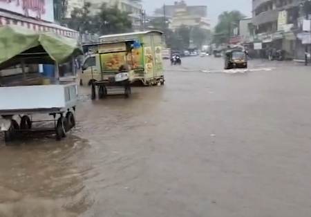Maha rain fury: Govt offices, schools, colleges shut in Mumbai today; local trains hit