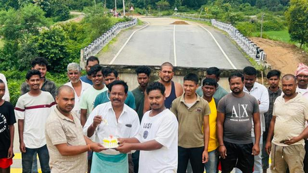Jharkhand villagers cut cake to mark two months of bridge collapse, slam govt apathy