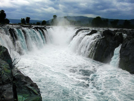 <div>Heavy rain turns TN’s Hogenakkal into flood zone, Cauvery residents put on alert</div>