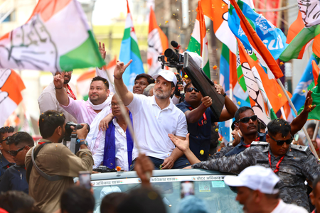 <div>Bihar: ‘Voter Adhikar Yatra’ reaches Munger; Tejashwi, Rahul slam CM Nitish Kumar, ECI</div>