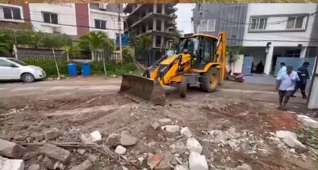 HYDRAA removes encroachments to protect Rs 400 crore government land