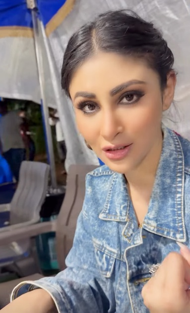 <div>Mouni Roy gobbles Chole Bhature to stay “fit”</div>