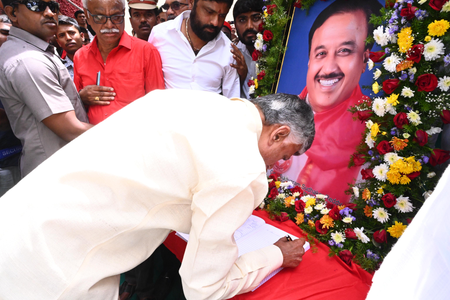 Andhra Pradesh CM Naidu pays homage to Sudhakar Reddy