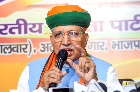 <div>Constitutional Amendment Bill to oust tainted Ministers: Arjun Ram Meghwal slams Opposition’s stand</div>