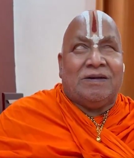 <div>Swami Rambhadracharya clarifies remarks: ‘Premanand Maharaj is like a son to me, I did not insult him’</div>
