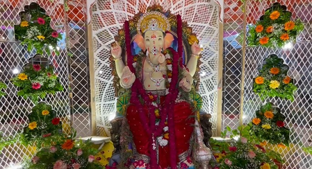 <div>Mumbai artisans craft ‘Lalbaug Ke Raja’ in Varanasi; create magnificent sheesh mahal pandal</div>