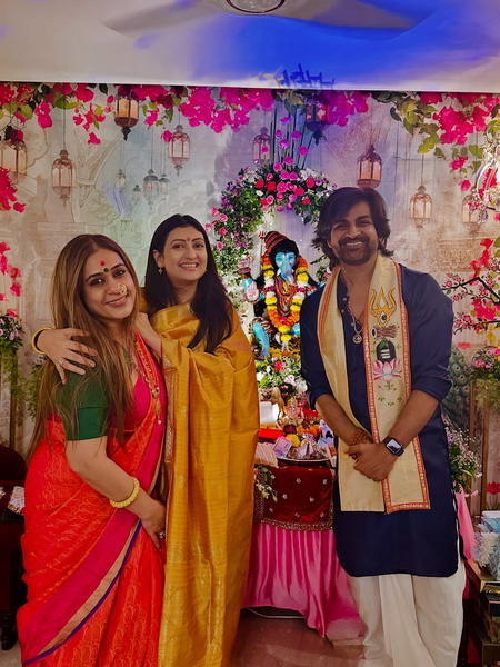 <div>Juhi Parmar visits old buddies to seek Bappa’s blessing: ‘Missed having you this year’</div>