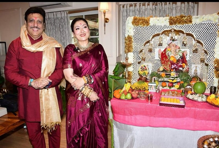 <div>Govinda & Sunita Ahuja dances at Ganpati Visarjan after debunking divorce rumors</div>