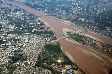 <div>J&K rain fury: Schools in Jammu to remain shut on Monday; national highway closed for 6th day</div>