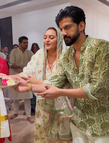 <div>Sonakshi Sinha, Zaheer Iqbal perform Ganpati Aarti at Salman Khan’s house</div>