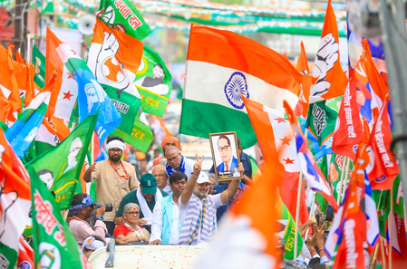 <div>LoP Gandhi’s ‘Voter Adhikar Yatra’ gets grand welcome in Saran; Tejashwi Yadav calls it a ‘Mahagathbandhan movement’</div>