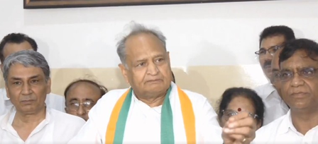 <div>Ashok Gehlot slams Rajasthan govt over ‘dual standard’ on SI recruitment paperleak case</div>