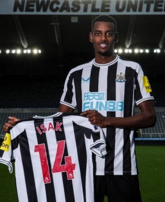 ‘The bid was turned down before I heard about it’: Howe on Liverpool’s approach for Isak