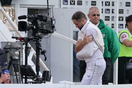 Woakes ruled out of remainder of 5th Test with shoulder injury