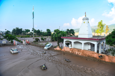 <div>Red alert in J&K for thunderstorms, flash floods and landslides</div>