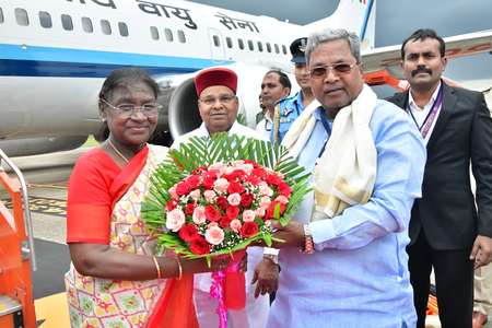 <div>President Murmu arrives in Karnataka’s Mysuru, CM extends warm welcome</div>