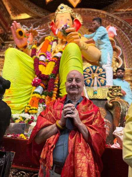 Anupam Kher gets darshan of the Lalbaugcha Raja without VIP arrangements