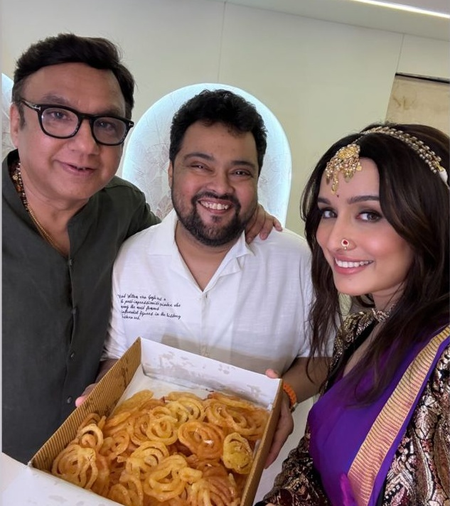 Shraddha Kapoor gorges on jalebis between work: ‘Shooting toh bahana hai’