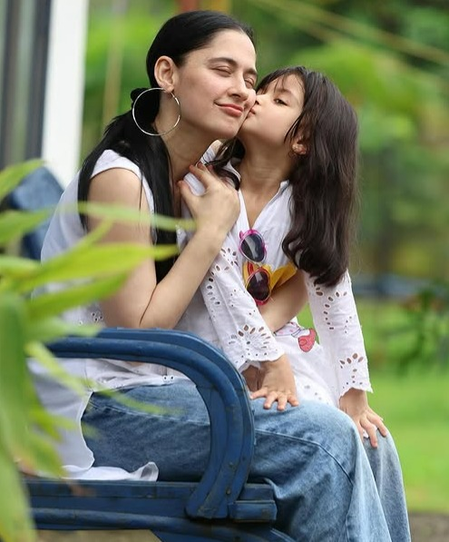 Sanjeeda Shaikh gives a rare glimpse of her little girl, Ayra