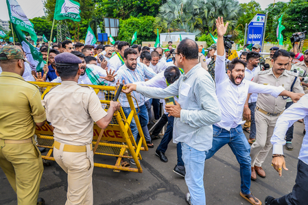 Bhubaneswar: BJD workers clash with cops during protest over fertiliser crisis
