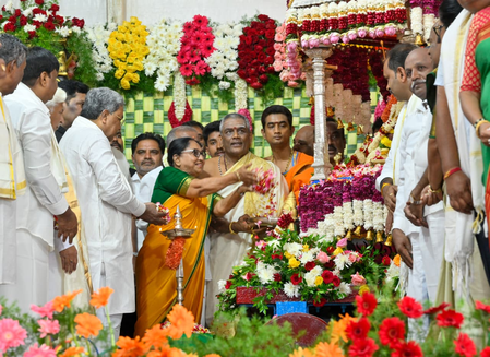 Banu Mushtaq inaugurates Mysuru Dusshera with floral tribute to Goddess Chamundeshwari