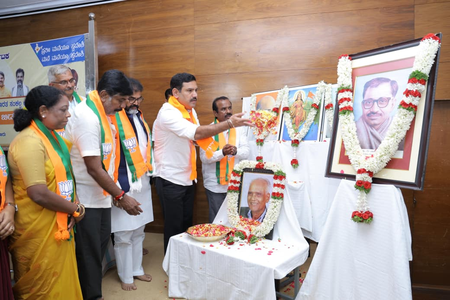 <div>K’taka BJP launches Aatmanirbhar Bharat Sankalp Abhiyan on Deendayal Upadhyaya’s birth anniversary</div>