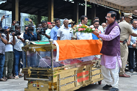 <div>Union Minister Pralhad Joshi pays floral tribute to Kannada writer Bhyrappa in Mysuru, conveys PM Modi’s condolences</div>