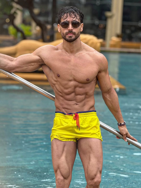Tiger Shroff spends his day off by enjoying some relax time in the pool