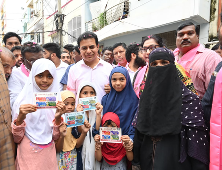 <div>BRS distributes ‘Congress debt cards’ in Jubilee Hills to highlight ‘unkept’ promises</div>