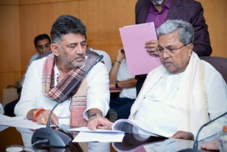 <div>Infighting in K’taka Cong escalates as ex-MP claims Shivakumar to replace Siddaramaiah by Nov</div>