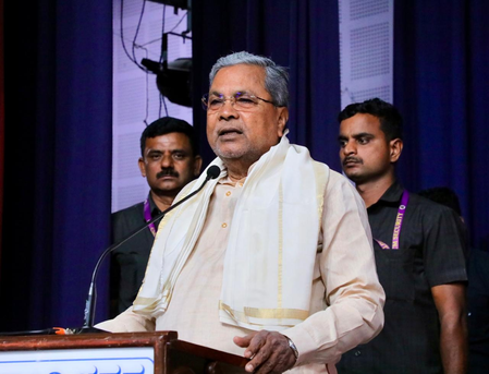 <div>K’taka: ‘Is hosting a dinner meet with Ministers major crime’? Siddaramaiah asks (Ld)</div>