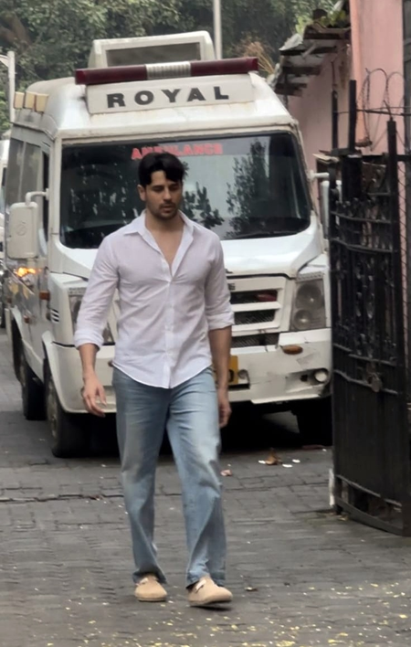<div>Sidharth Malhotra attends late actor Pankaj Dheer’s funeral</div>