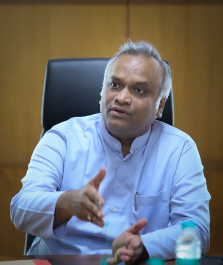 <div>Ban K’taka govt officials from participating in RSS activities: Priyank Kharge to Siddaramaiah</div>