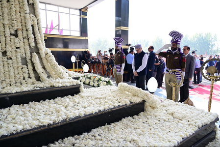 <div>J&K L-G, CM  pay tributes to fallen martyrs on Police Commemoration Day</div>