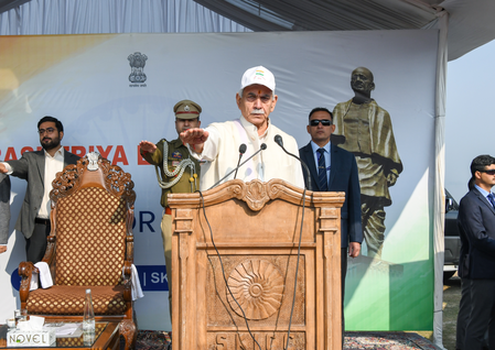 <div>J&K L-G attends foundation day celebrations of 13 states & UTs</div>