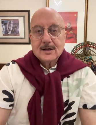 Anupam Kher recreates his special ‘Mohabbatein look’ to wish Shah Rukh Khan on his landmark 60th birthday
