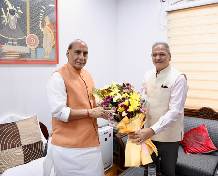 <div>Ladakh LG calls on Defence Minister, discusses humanitarian assistance & air connectivity for UT</div>