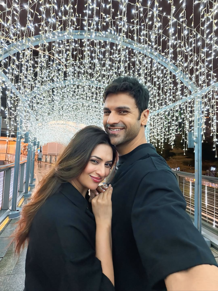 <div>Divyanka Tripathi & Vivek Dahiya’s China trip includes late night partying & exploring gadgets</div>